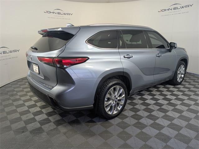 2022 Toyota Highlander Vehicle Photo in ENGLEWOOD, CO 80113-6708
