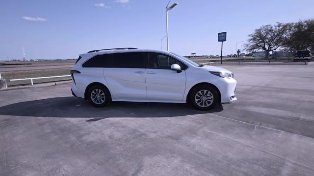 2022 Toyota Sienna Vehicle Photo in NEDERLAND, TX 77627-8017