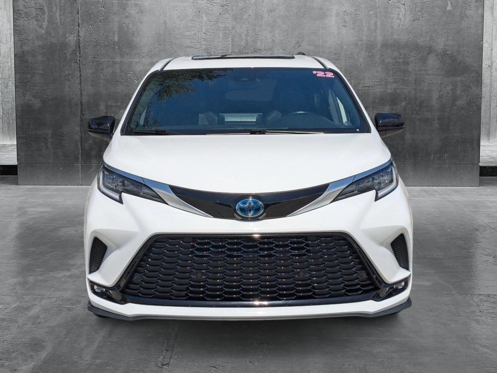 2022 Toyota Sienna Vehicle Photo in Pembroke Pines , FL 33084
