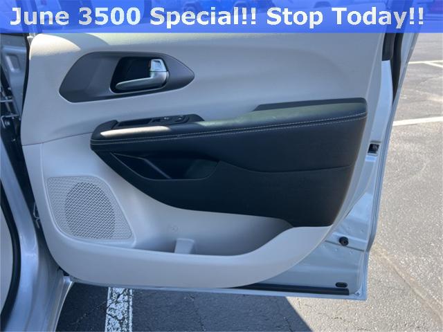 2023 Chrysler Pacifica Vehicle Photo in GREEN BAY, WI 54304-5303