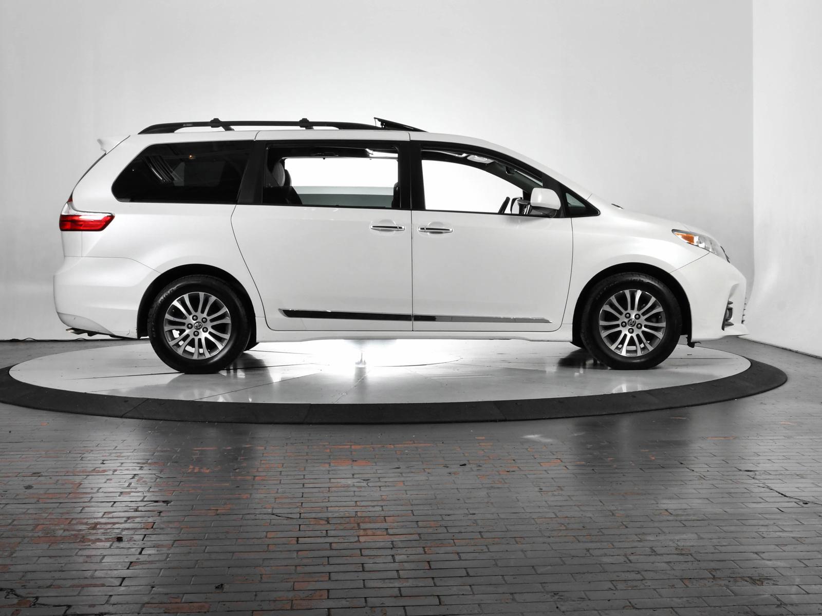 2019 Toyota Sienna Vehicle Photo in DALLAS, TX 75235