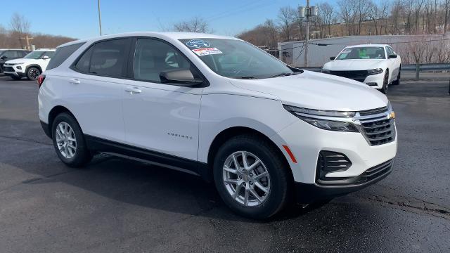 2023 Chevrolet Equinox Vehicle Photo in MOON TOWNSHIP, PA 15108-2571