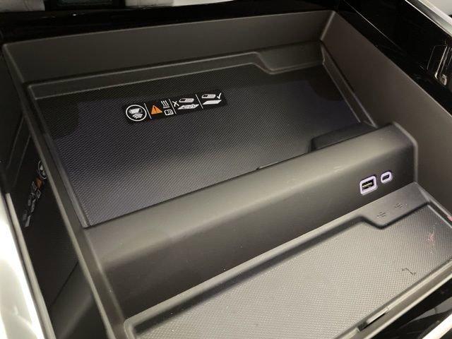2025 Chevrolet Suburban Vehicle Photo in PHOENIX, AZ 85014-3381