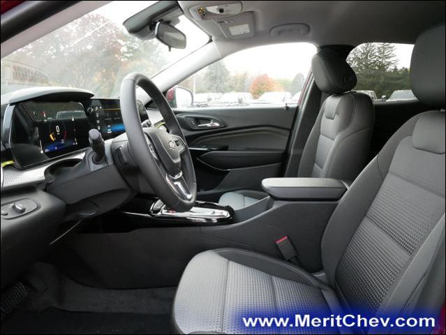 2025 Chevrolet Trax Vehicle Photo in MAPLEWOOD, MN 55119-4794