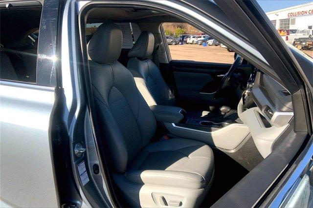 2021 Toyota Highlander Vehicle Photo in TOPEKA, KS 66609-0000