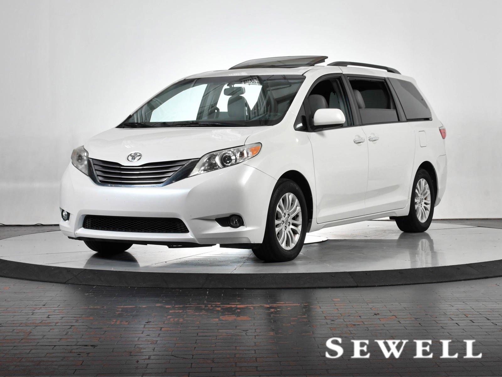 2017 Toyota Sienna Vehicle Photo in DALLAS, TX 75235