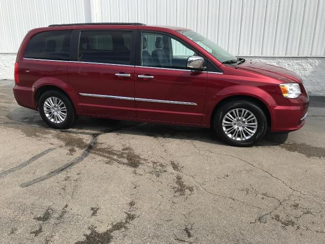 2015 Chrysler Town & Country Vehicle Photo in GREEN BAY, WI 54303-3330