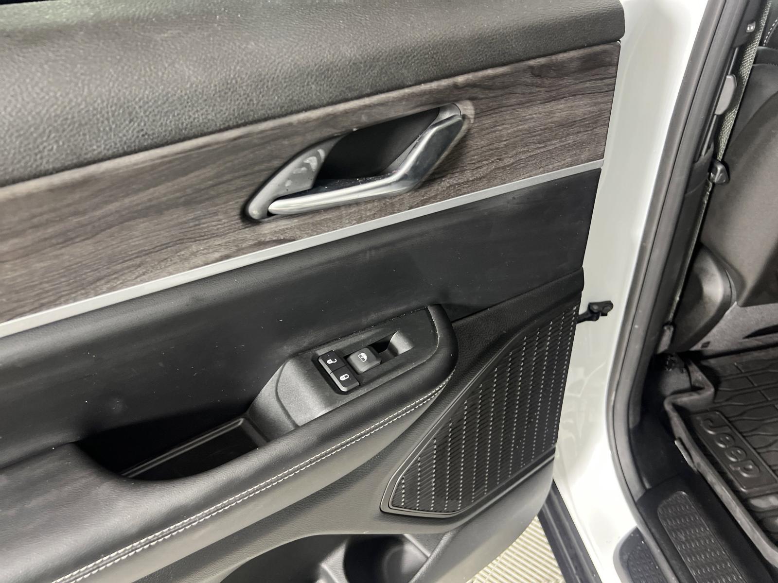 2024 Jeep Grand Cherokee L Vehicle Photo in GEORGETOWN, TX 78626-7508