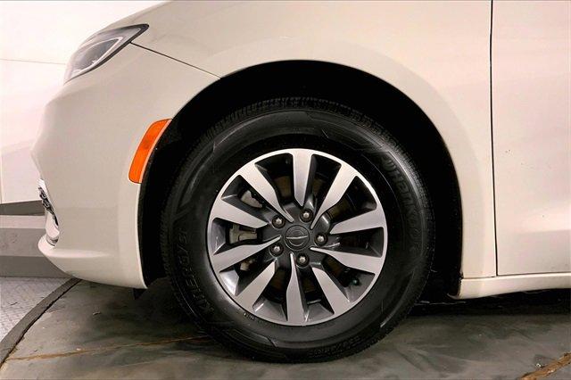 2021 Chrysler Pacifica Vehicle Photo in KANSAS CITY, MO 64114-4502