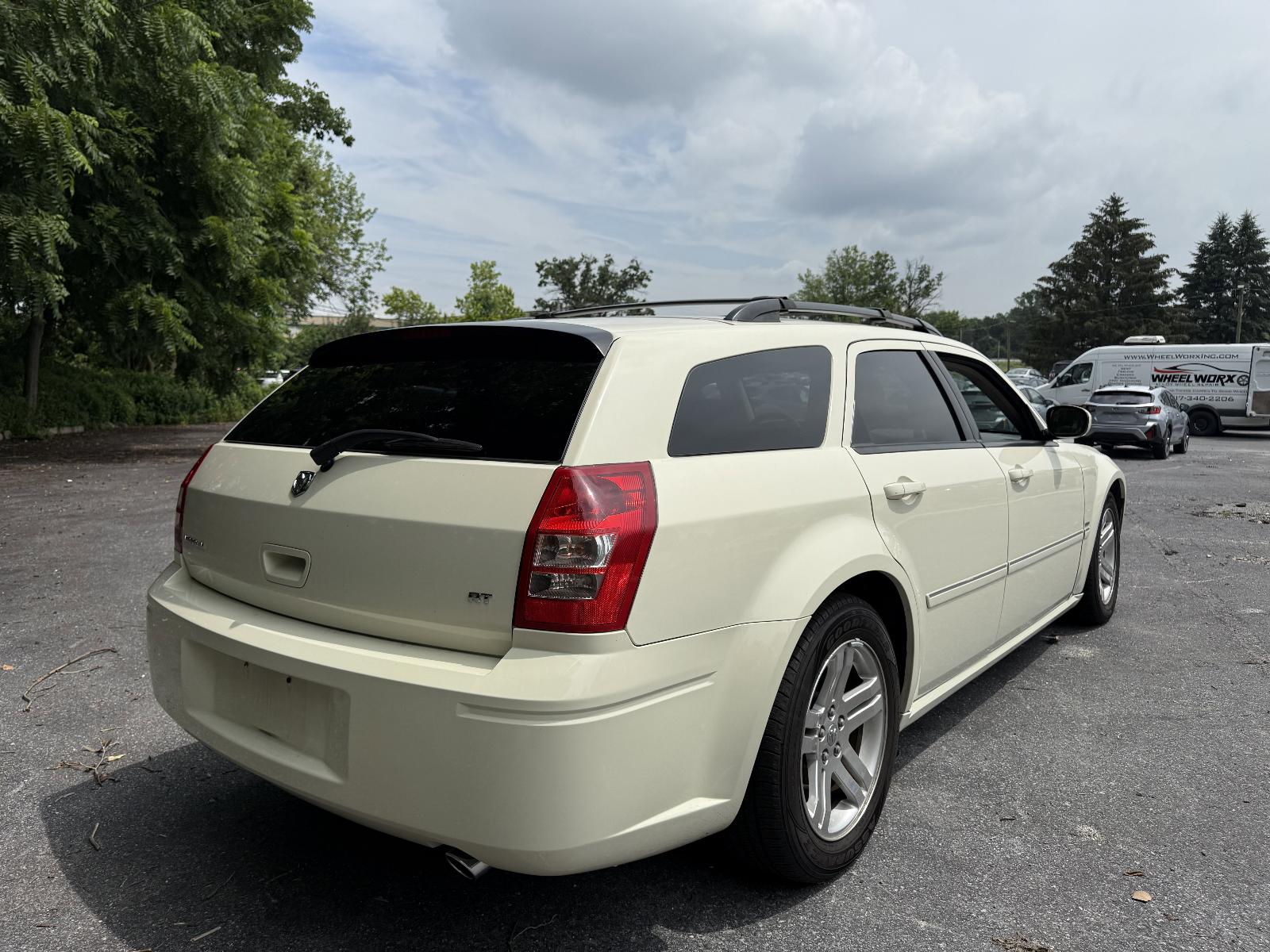 2005 Dodge Magnum Vehicle Photo in Harrisburg, PA 17111