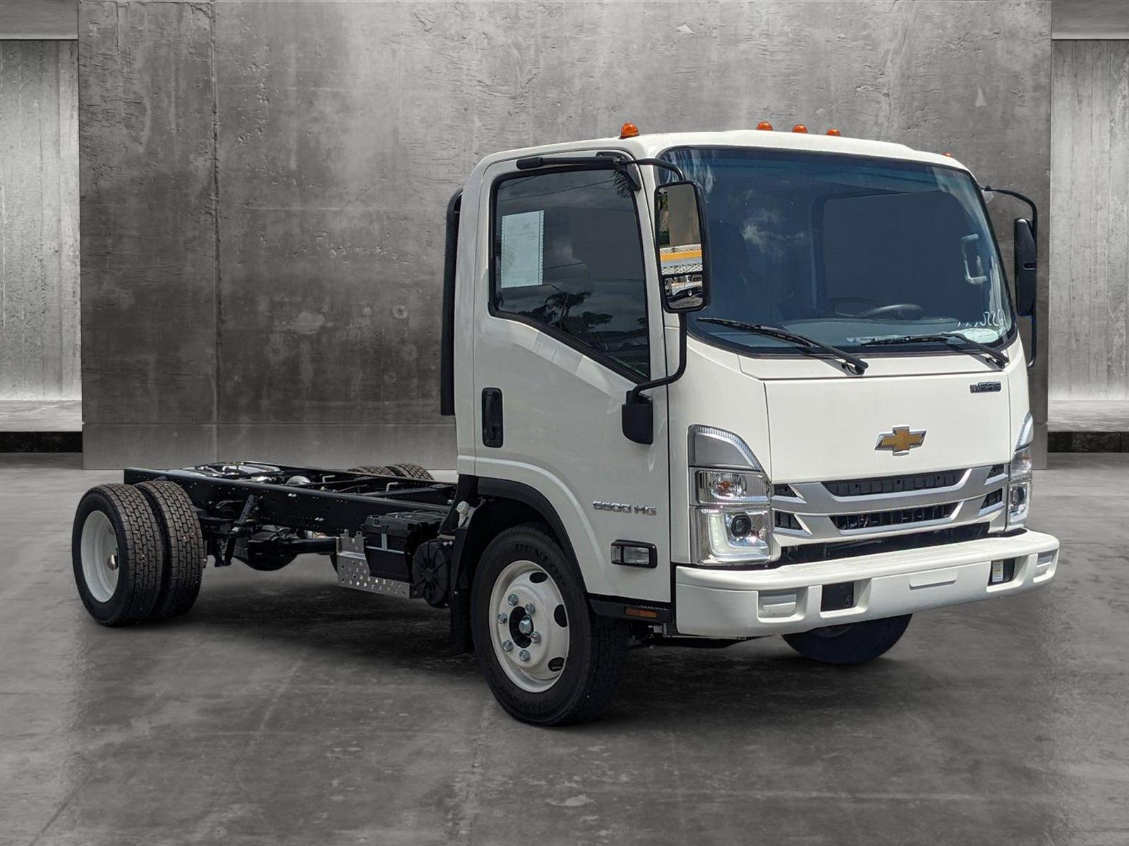 2025 Chevrolet Low Cab Forward 5500 HG Vehicle Photo in GREENACRES, FL 33463-3207