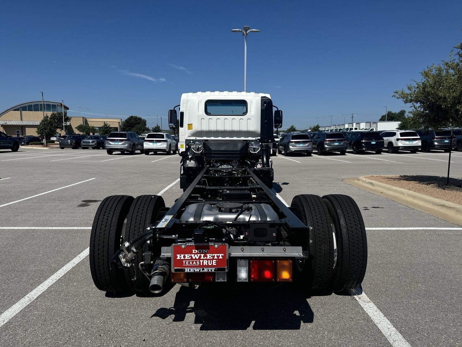 2025 Chevrolet Low Cab Forward 5500 XG Vehicle Photo in GEORGETOWN, TX 78626-7508