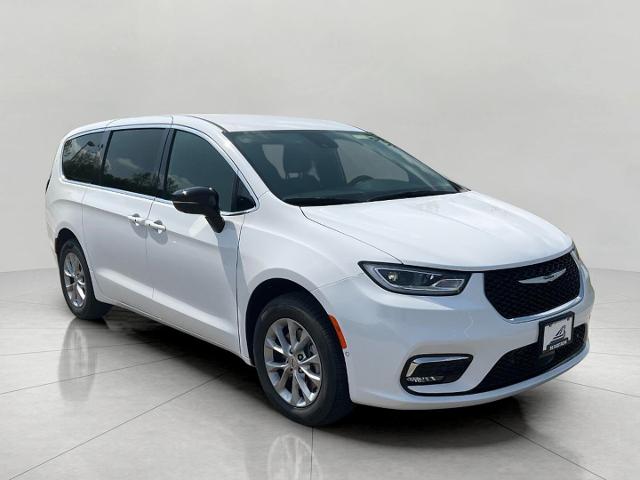 2025 Chrysler Pacifica Vehicle Photo in Neenah, WI 54956