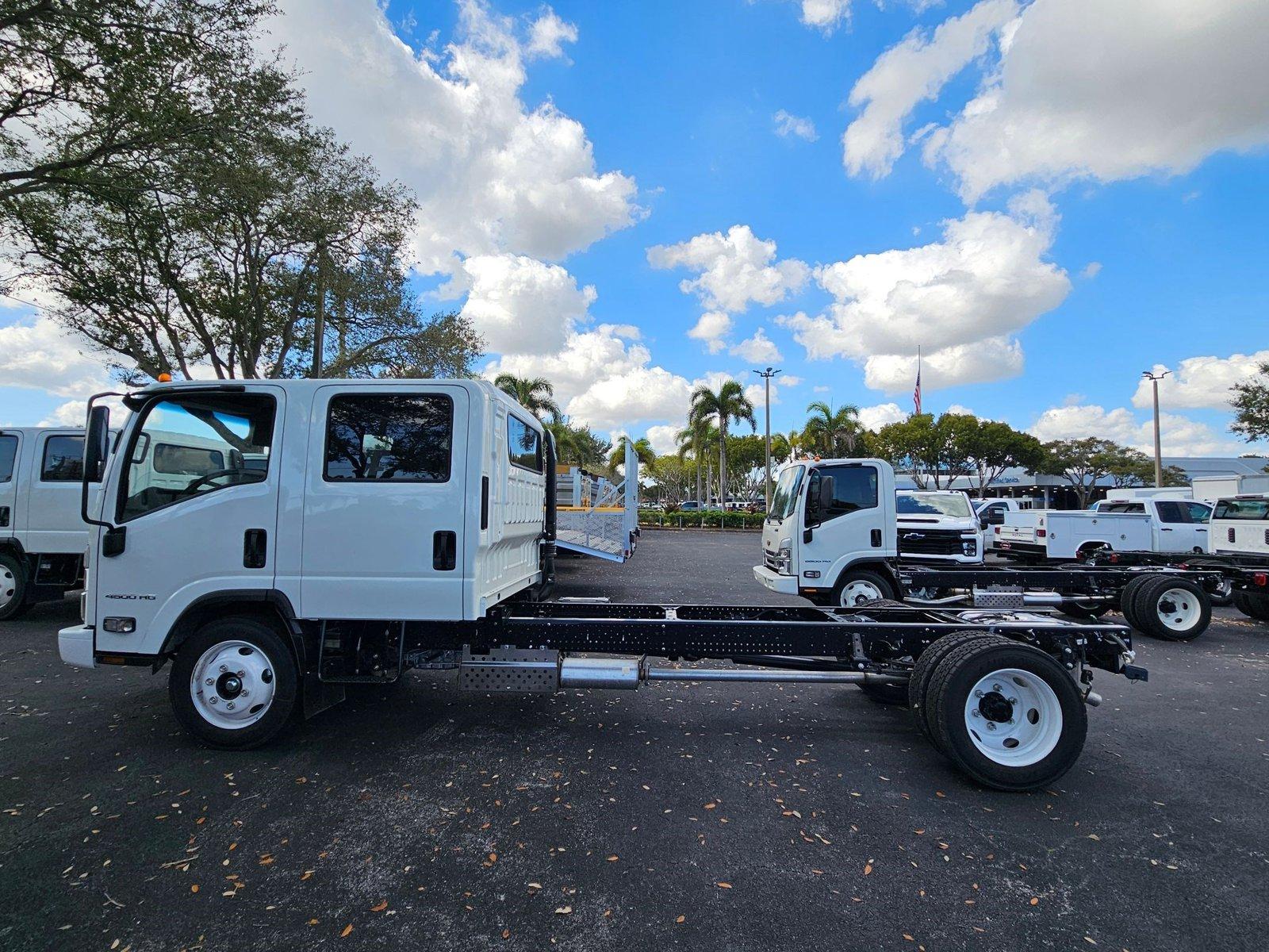 2025 Chevrolet Low Cab Forward 4500 Vehicle Photo in GREENACRES, FL 33463-3207