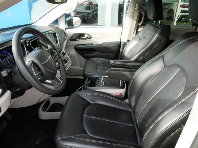 2023 Chrysler Pacifica Vehicle Photo in MAPLEWOOD, MN 55119-4794