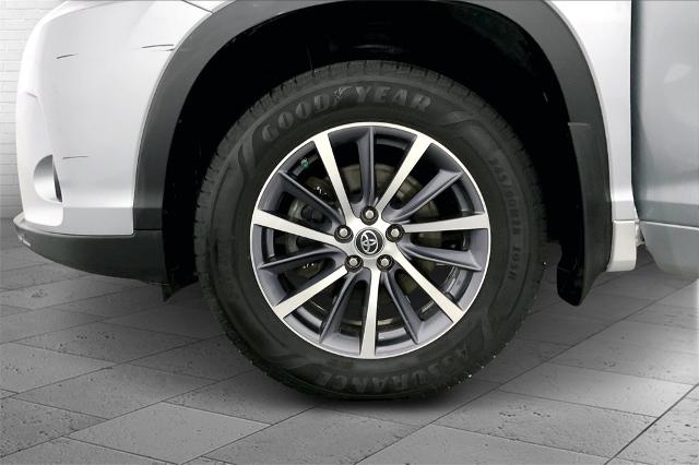 2017 Toyota Highlander Vehicle Photo in Lees Summit, MO 64086