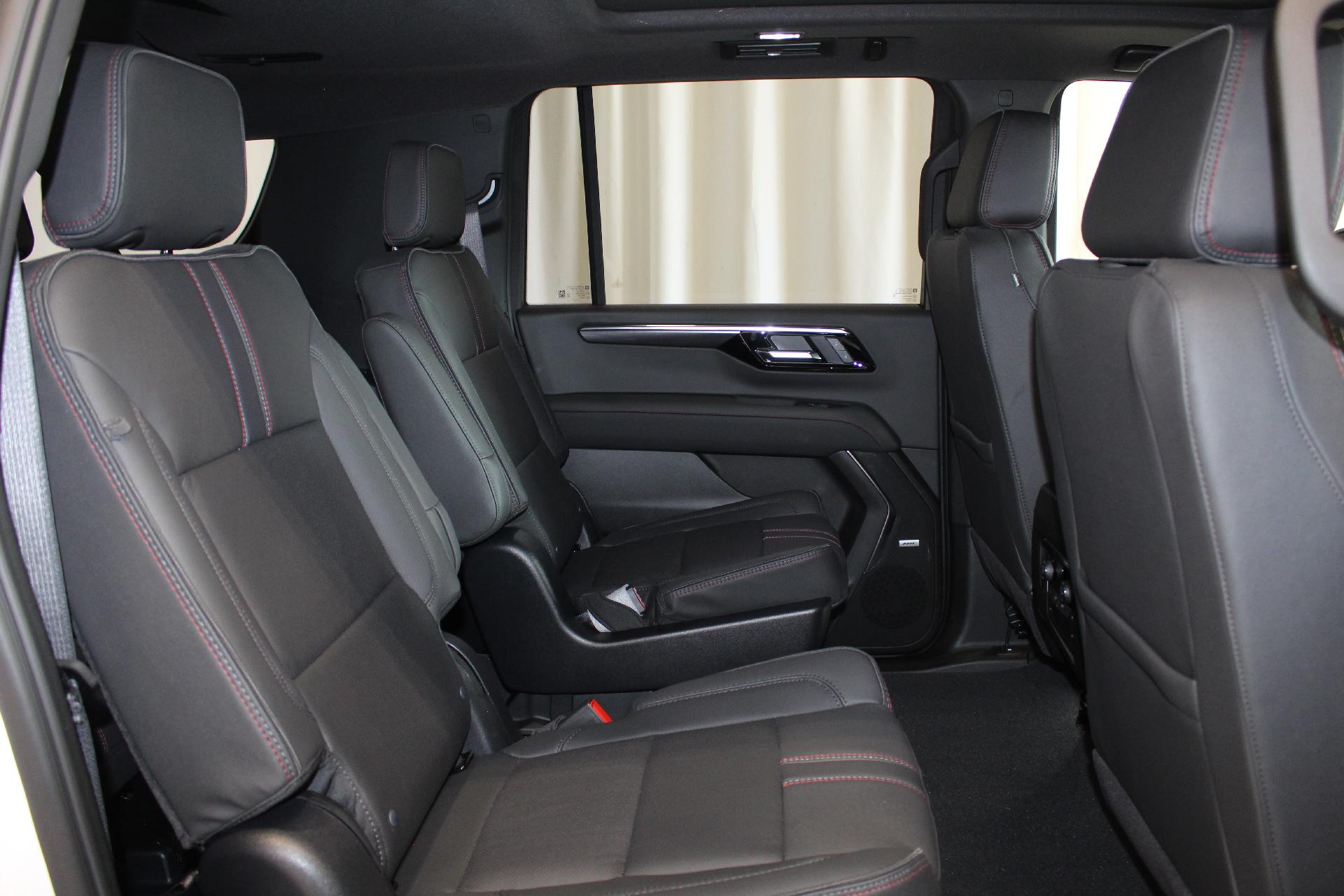 2025 Chevrolet Suburban Vehicle Photo in NORTHAMPTON, MA 01060-1120