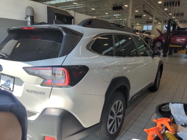 2025 Subaru Outback Vehicle Photo in Green Bay, WI 54304