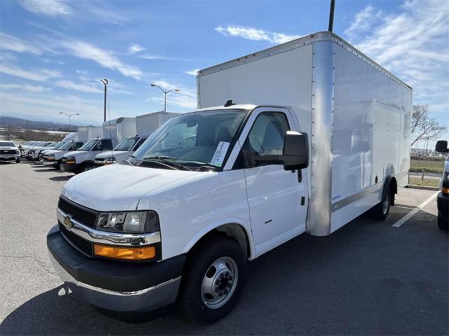 2023 Chevrolet Express Cutaway 3500 Vehicle Photo in ALCOA, TN 37701-3235