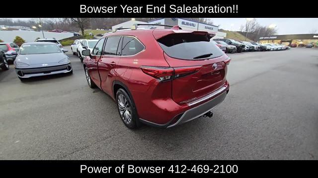 2021 Toyota Highlander Vehicle Photo in Pleasant Hills, PA 15236