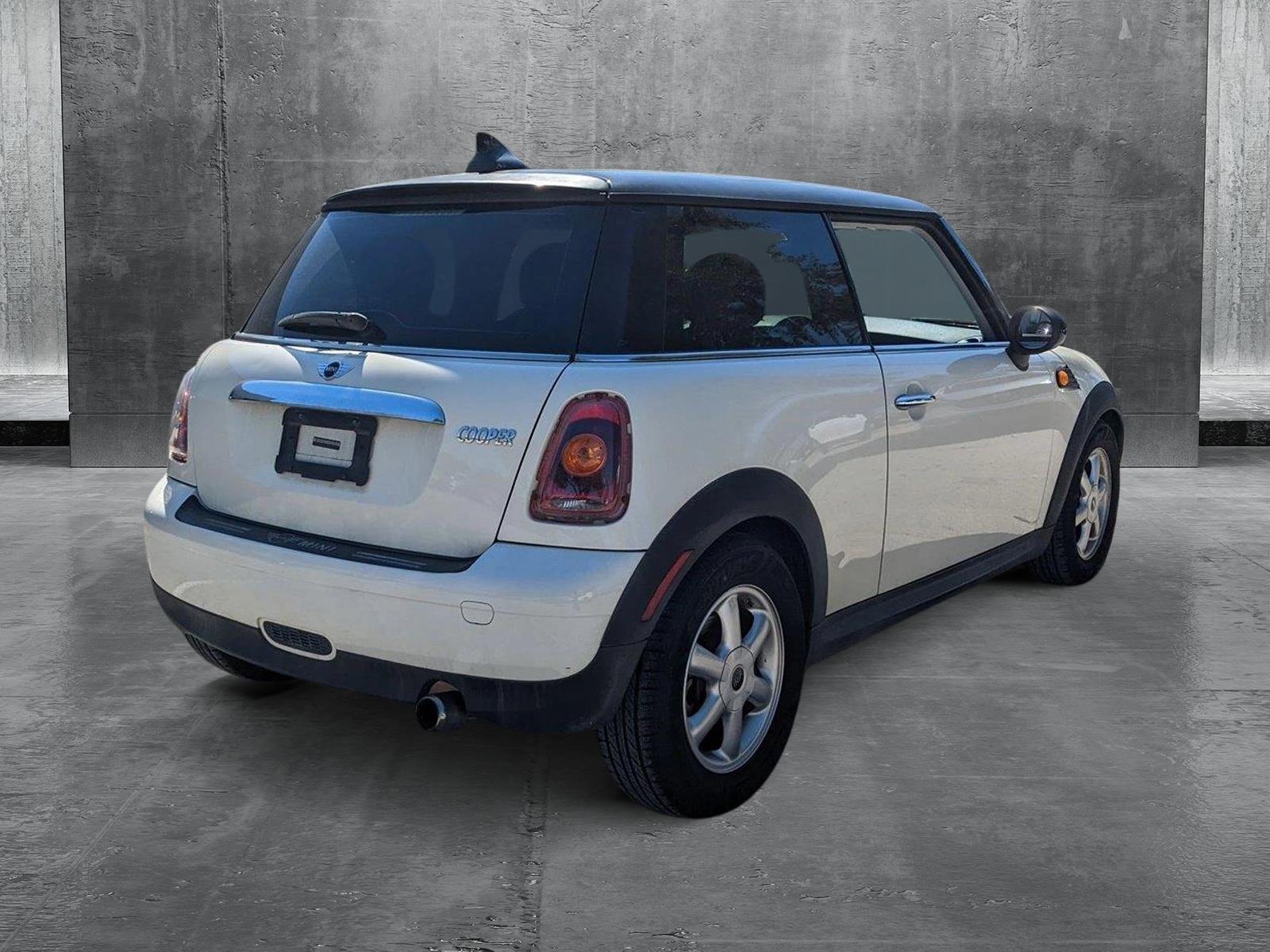 2009 MINI Cooper Hardtop 2 Door Vehicle Photo in Jacksonville, FL 32256