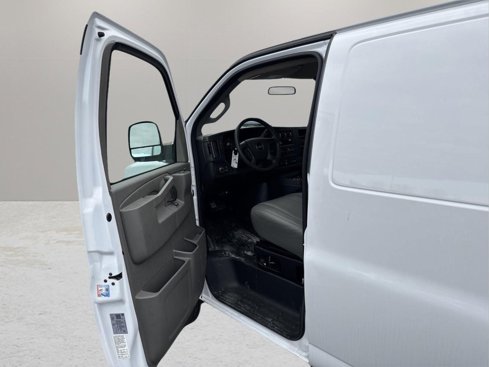 2024 Chevrolet Express Cargo 2500 Vehicle Photo in GEORGETOWN, TX 78626-7508
