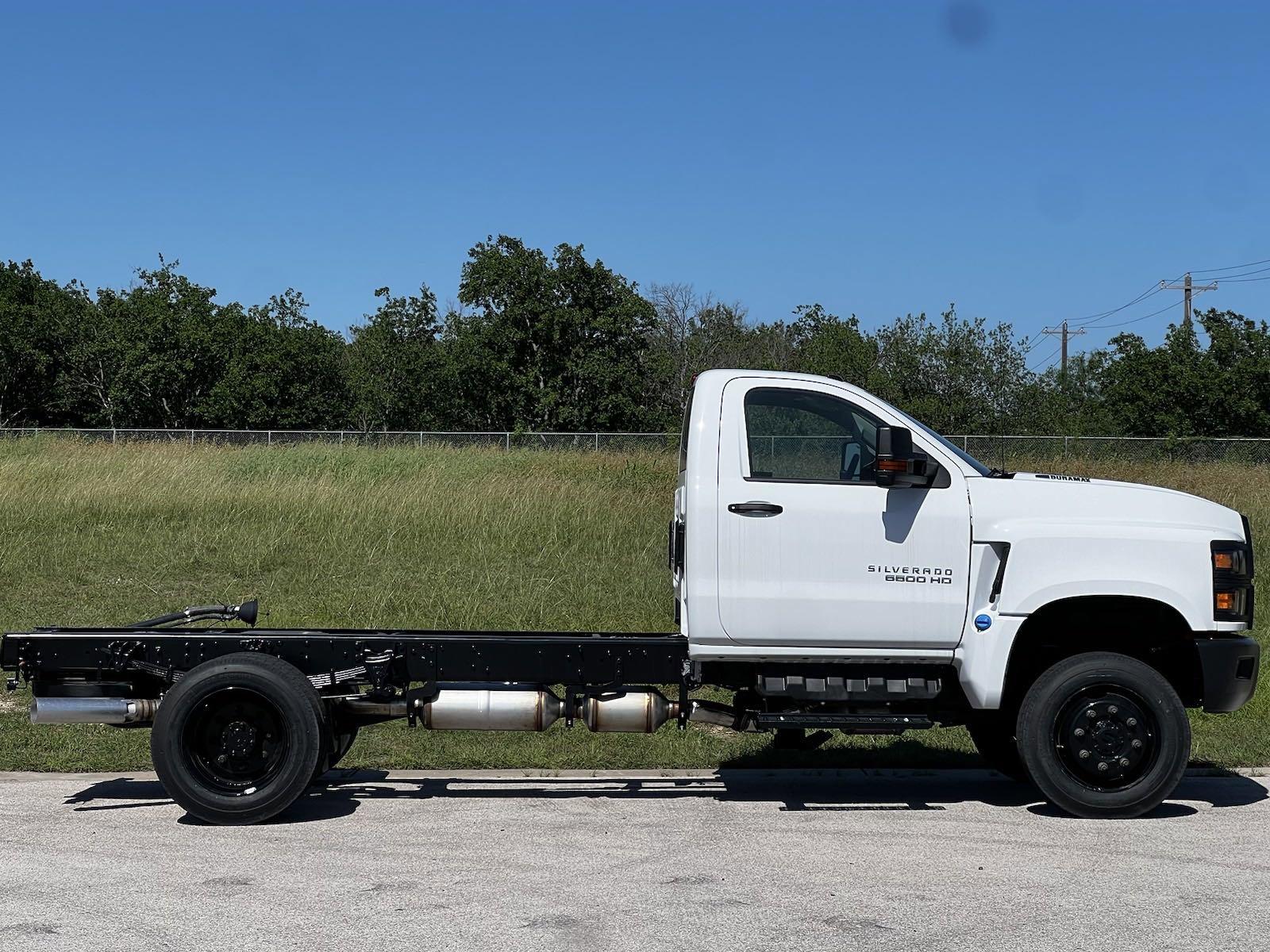 2024 Chevrolet Silverado 6500 HD Vehicle Photo in GEORGETOWN, TX 78626-7508