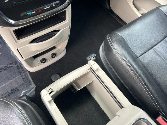 2015 Chrysler Town & Country Vehicle Photo in MEDINA, OH 44256-9631