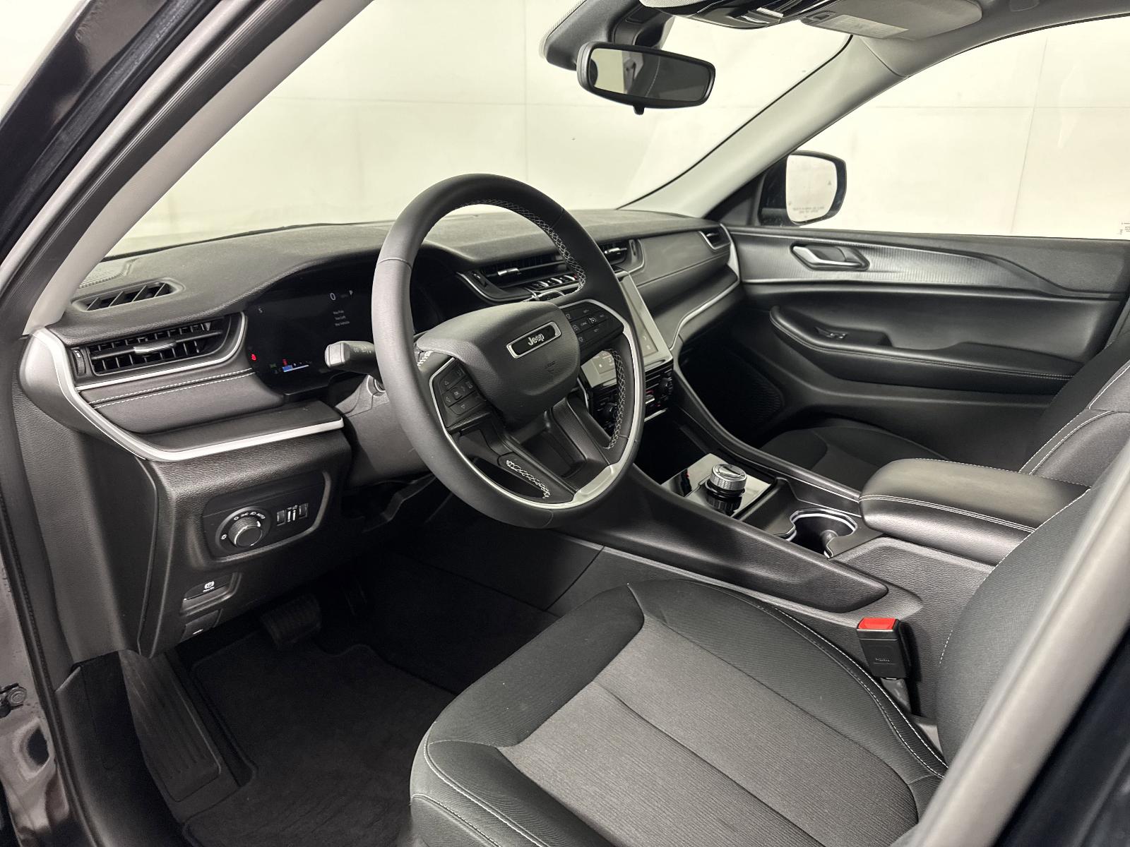 2024 Jeep Grand Cherokee Vehicle Photo in GEORGETOWN, TX 78626-7508