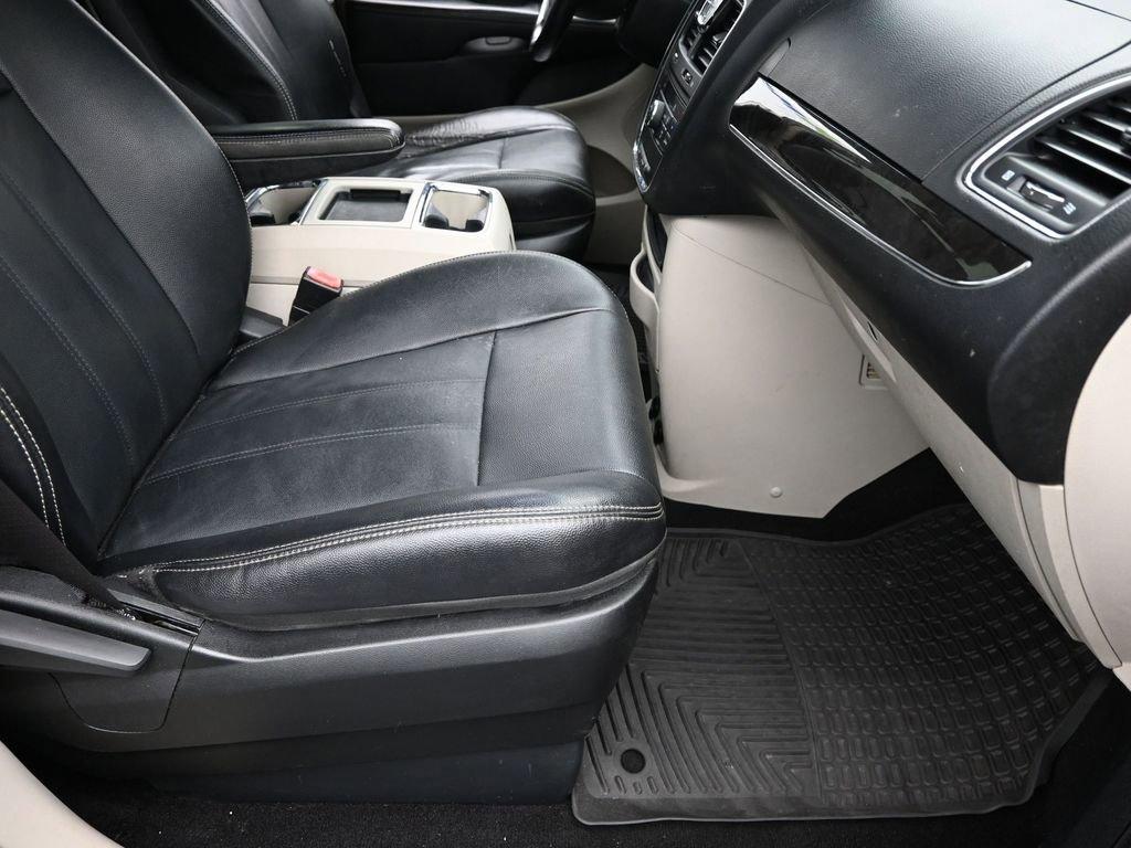 2014 Chrysler Town & Country Vehicle Photo in Cedar Rapids, IA 52402