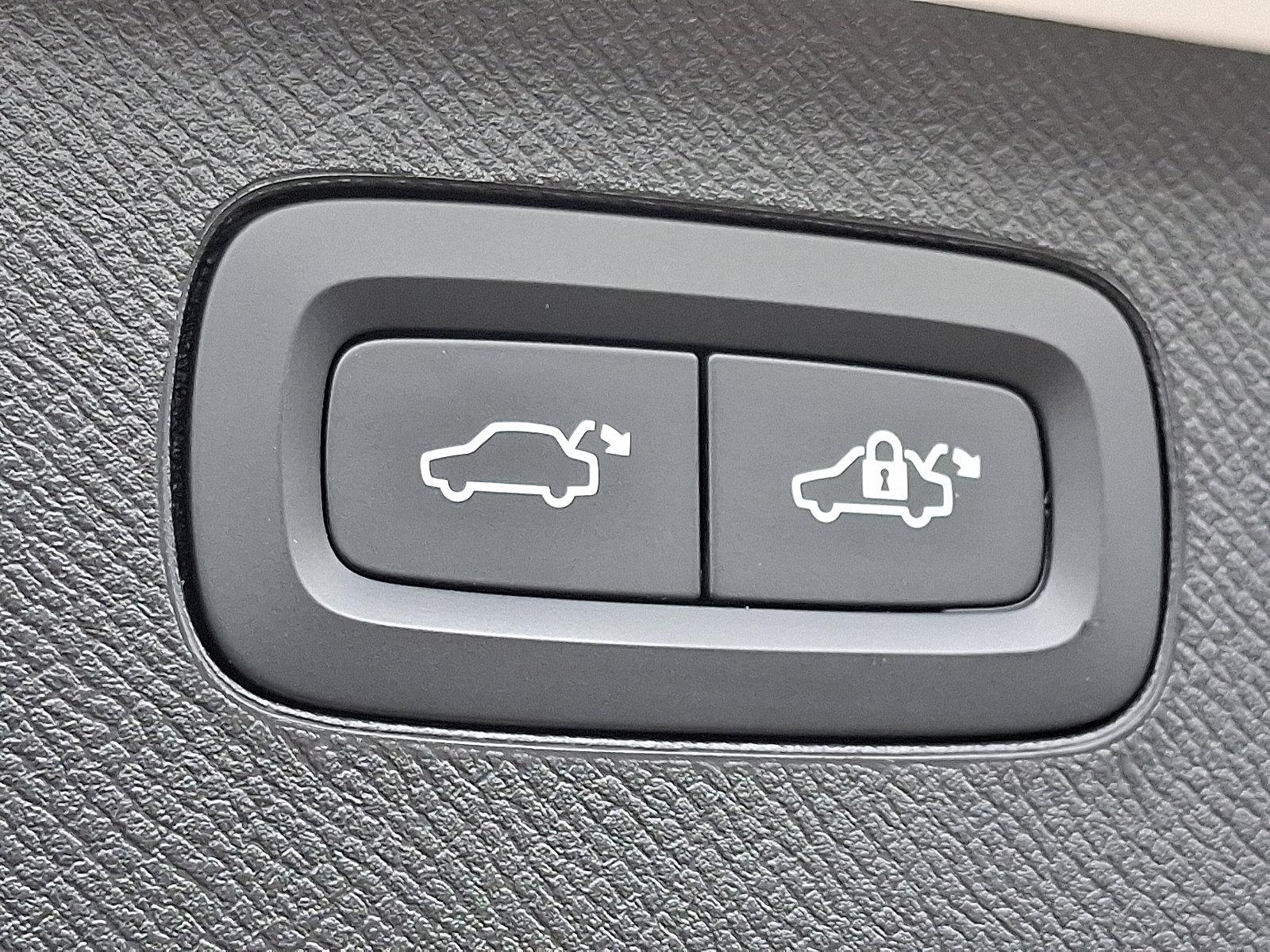 2022 Volvo XC90 Vehicle Photo in Trevose, PA 19053