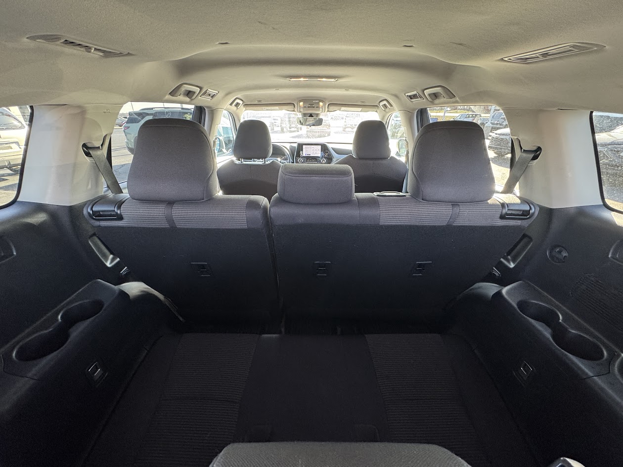 2023 Toyota Highlander Vehicle Photo in BOONVILLE, IN 47601-9633