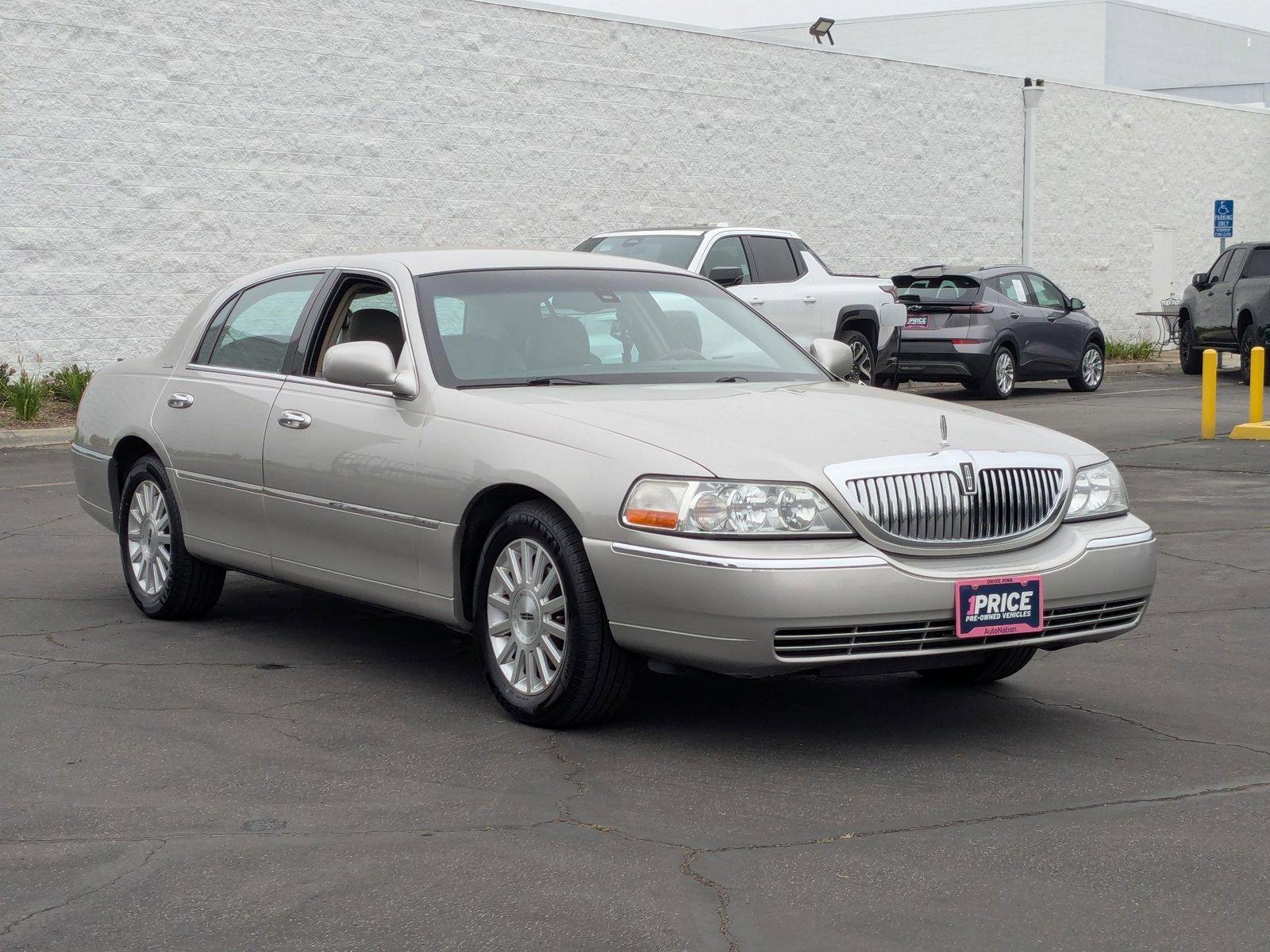 2003 Lincoln Town Car Vehicle Photo in VALENCIA, CA 91355-1705
