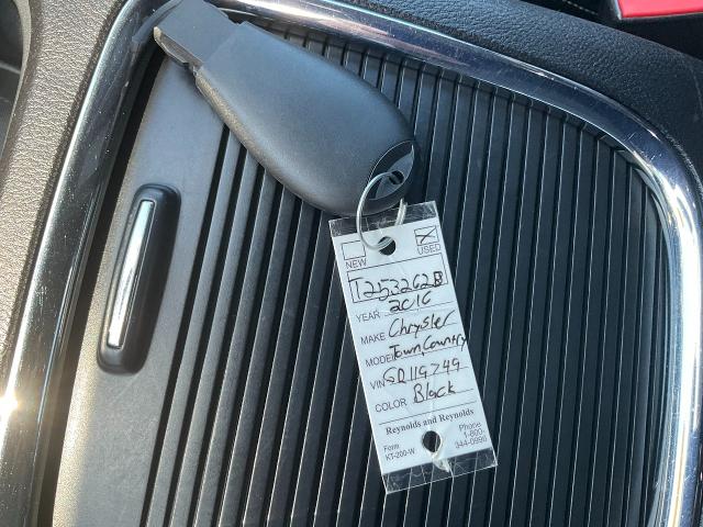 2016 Chrysler Town & Country Vehicle Photo in Kaukauna, WI 54130