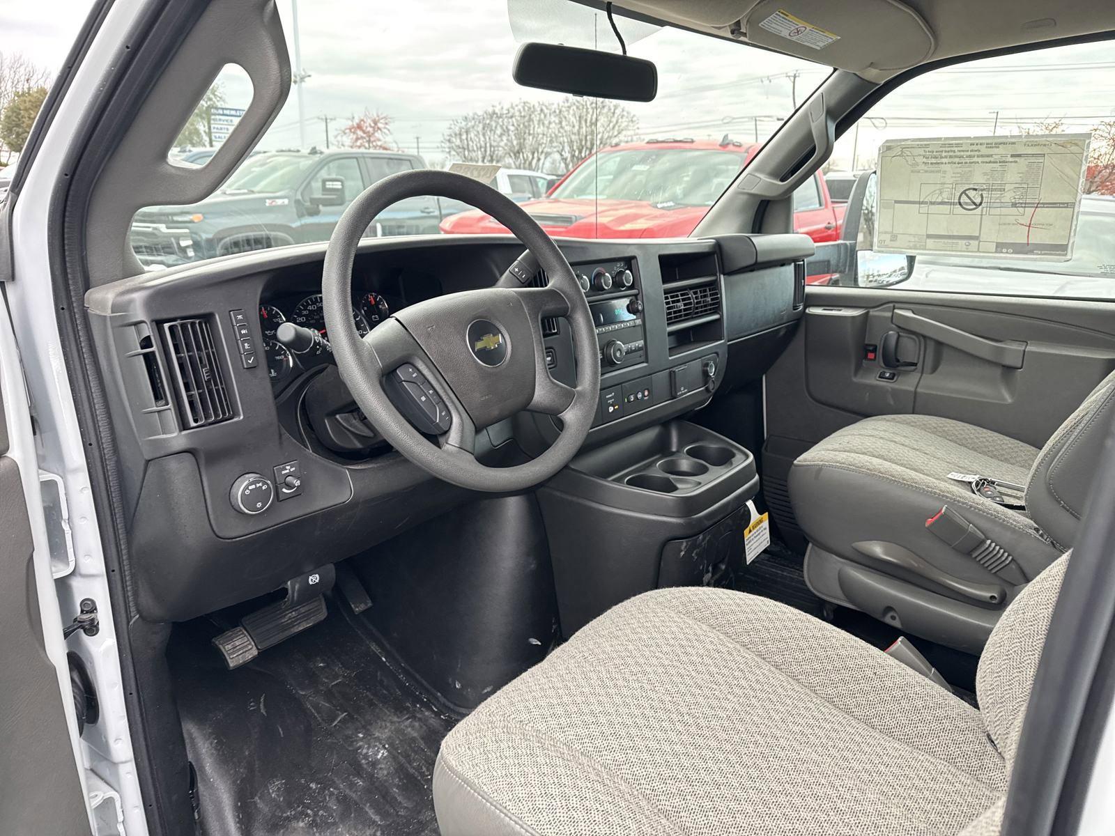 2024 Chevrolet Express Cutaway 3500 Vehicle Photo in GEORGETOWN, TX 78626-7508