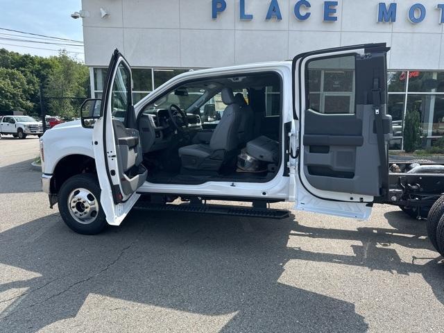 2024 Ford Super Duty F-350 DRW Vehicle Photo in Webster, MA 01570-1415