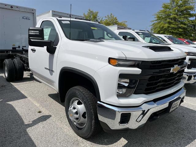 2024 Chevrolet Silverado 3500 HD Chassis Cab Vehicle Photo in ALCOA, TN 37701-3235