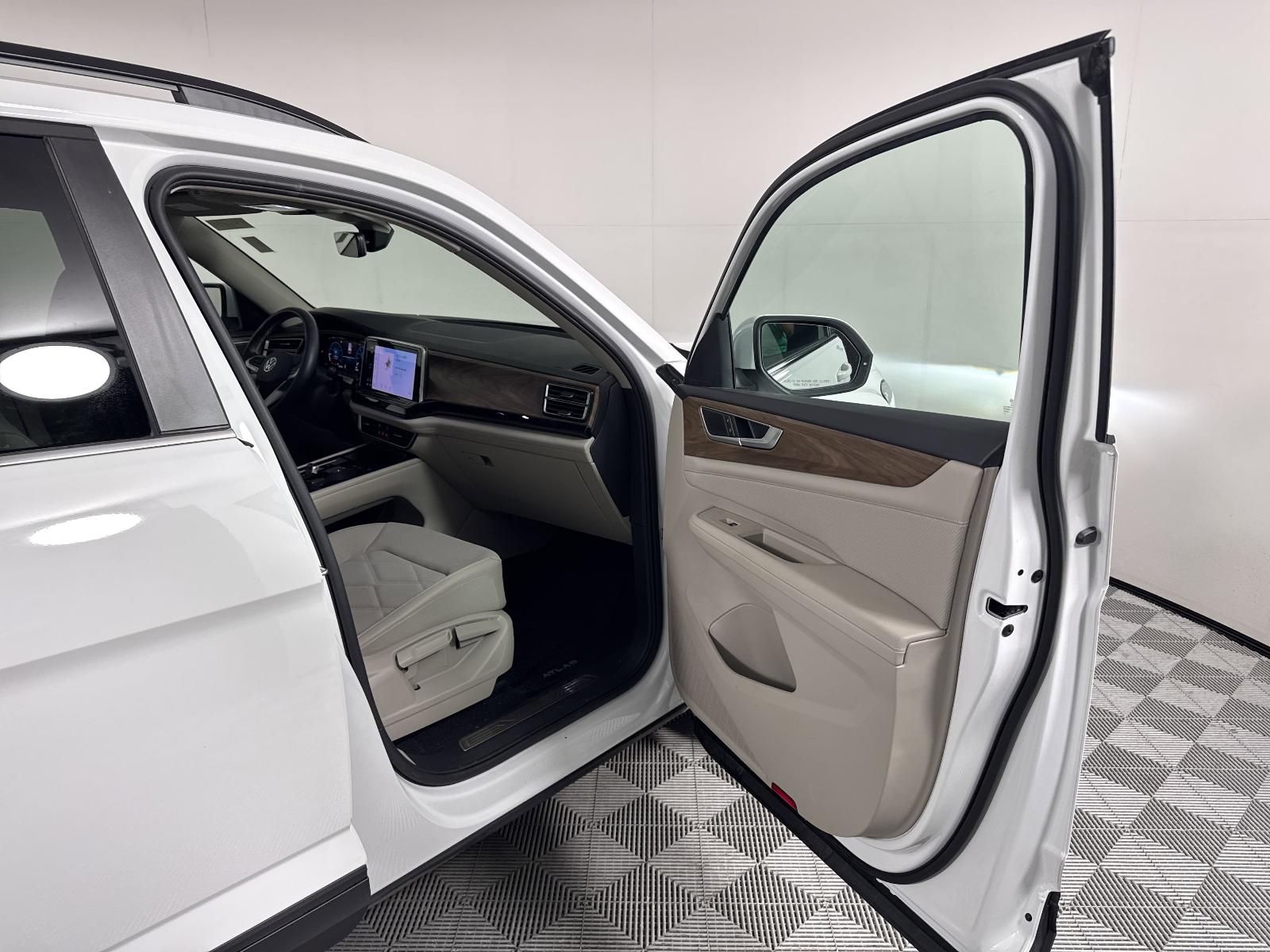 2024 Volkswagen Atlas Vehicle Photo in Georgetown, TX 78626