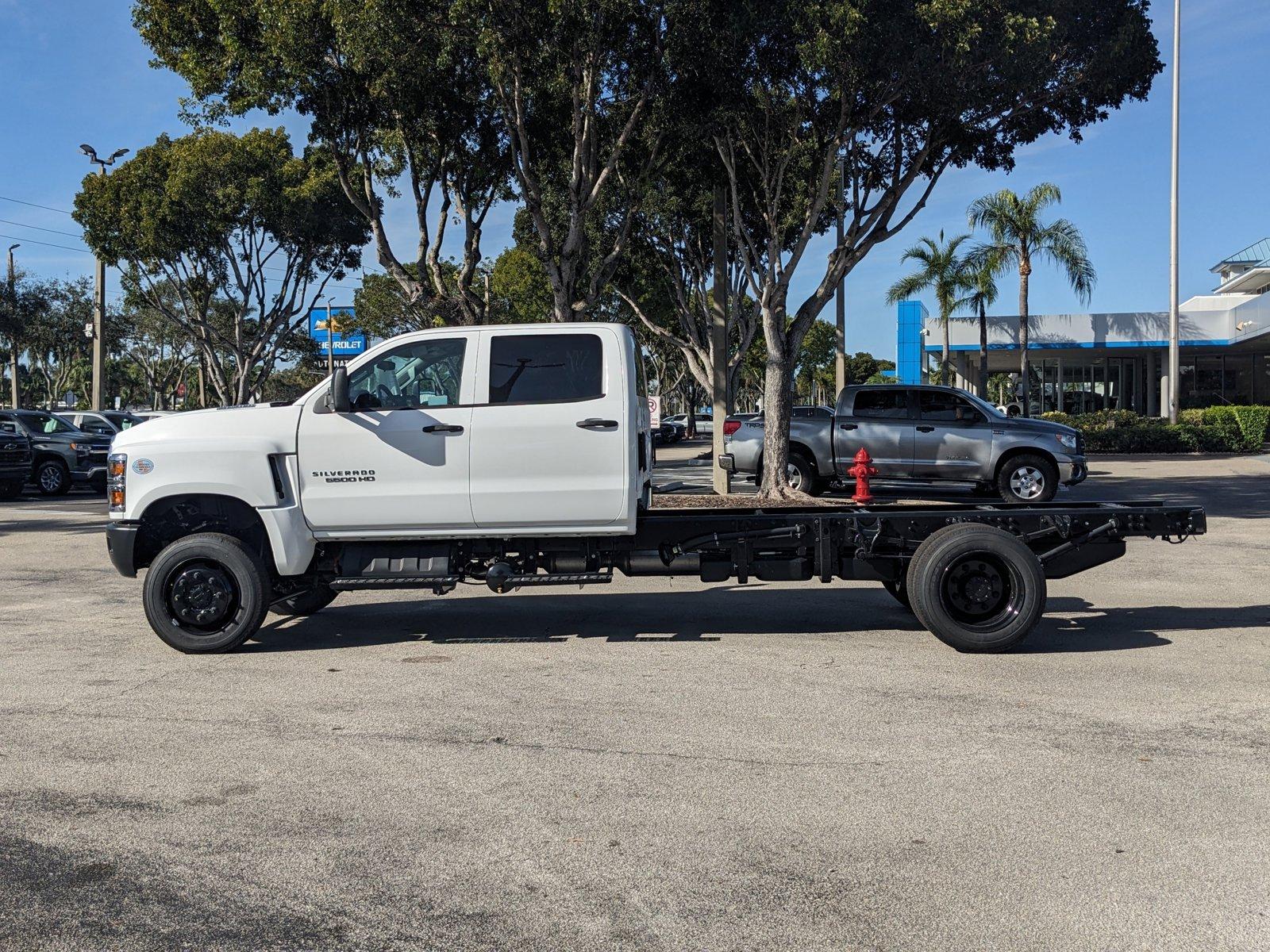 2024 Chevrolet Silverado 5500 HD Vehicle Photo in GREENACRES, FL 33463-3207