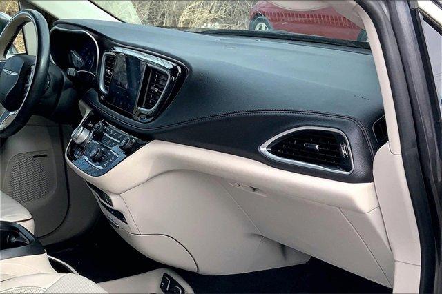 2018 Chrysler Pacifica Vehicle Photo in KANSAS CITY, MO 64114-4502