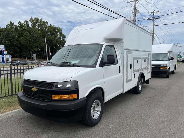 2024 Chevrolet Express Cutaway 3500 Vehicle Photo in ALCOA, TN 37701-3235