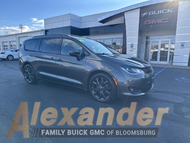 2019 Chrysler Pacifica Touring L Plus photo 1