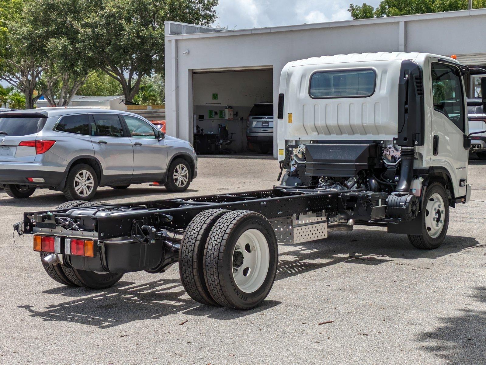 2025 Chevrolet Low Cab Forward 5500 HG Vehicle Photo in GREENACRES, FL 33463-3207