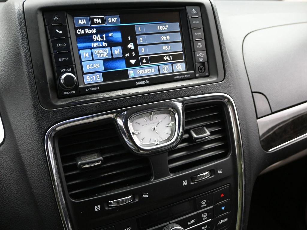 2014 Chrysler Town & Country Vehicle Photo in Cedar Rapids, IA 52402