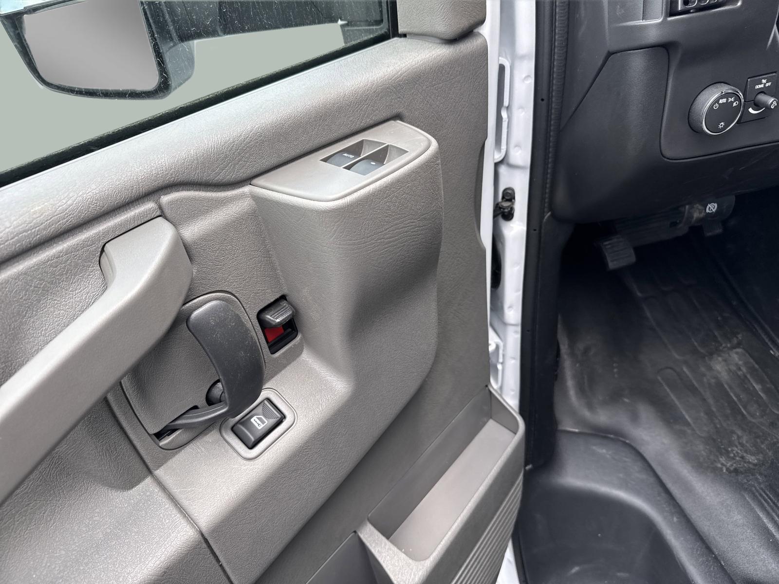 2025 Chevrolet Express Cutaway 4500 Vehicle Photo in GEORGETOWN, TX 78626-7508