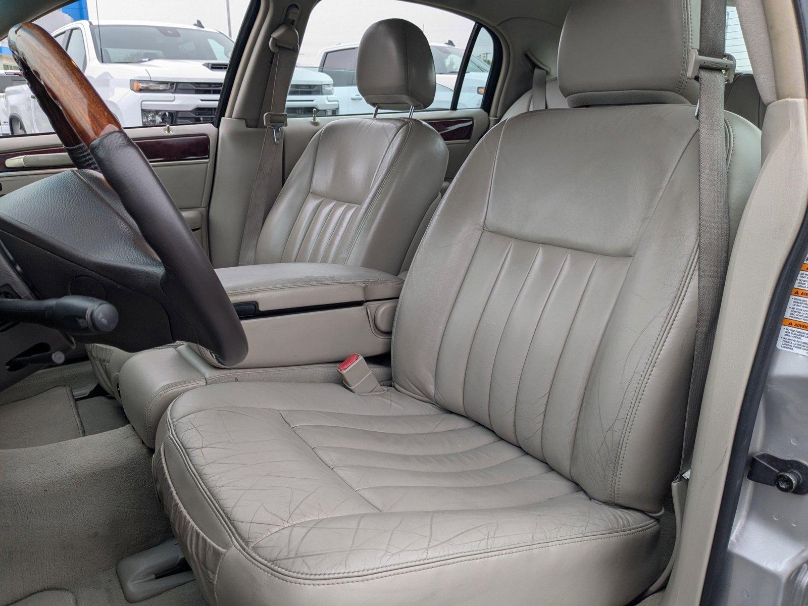 2003 Lincoln Town Car Vehicle Photo in VALENCIA, CA 91355-1705