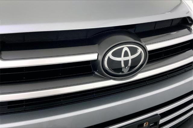 2017 Toyota Highlander Vehicle Photo in Lees Summit, MO 64086