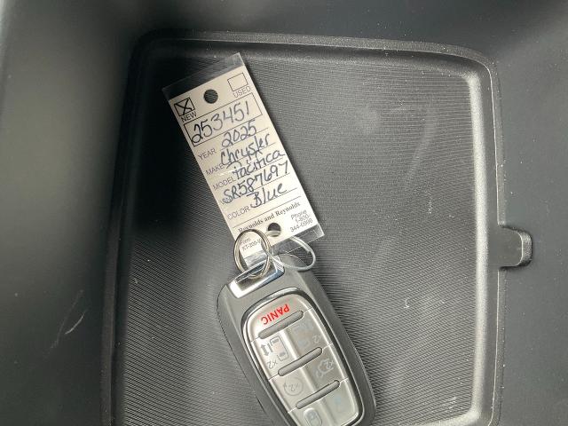 2025 Chrysler Pacifica Vehicle Photo in Kaukauna, WI 54130