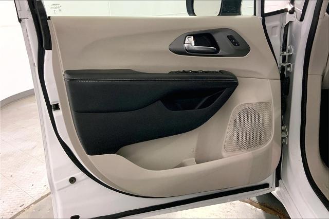 2023 Chrysler Pacifica Vehicle Photo in Lees Summit, MO 64086