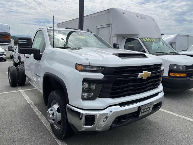 2024 Chevrolet Silverado 3500 HD Chassis Cab Vehicle Photo in ALCOA, TN 37701-3235